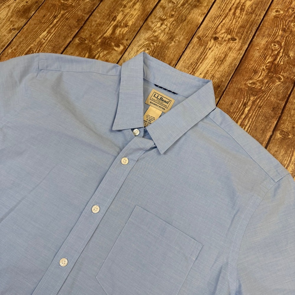 LL Bean Slightly Fitted Button Up Shirt Mens Medium Light Blue Short Sleeve